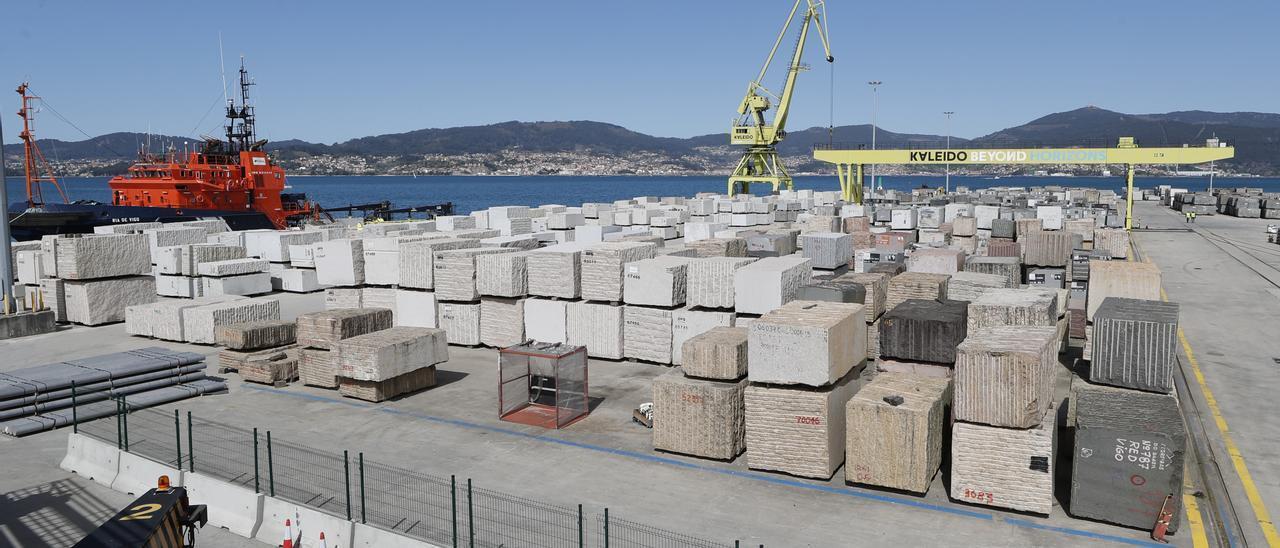 Bloques de granito almacenados en el puerto de Vigo el pasado mes de marzo.