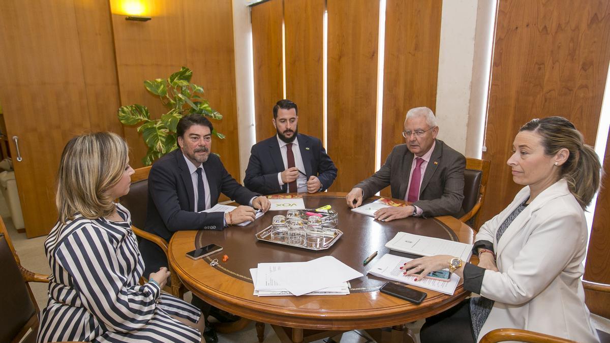 Los concejales de Vox, junto al alcalde y la vicealcaldesa y la edil de Hacienda, en una reunión