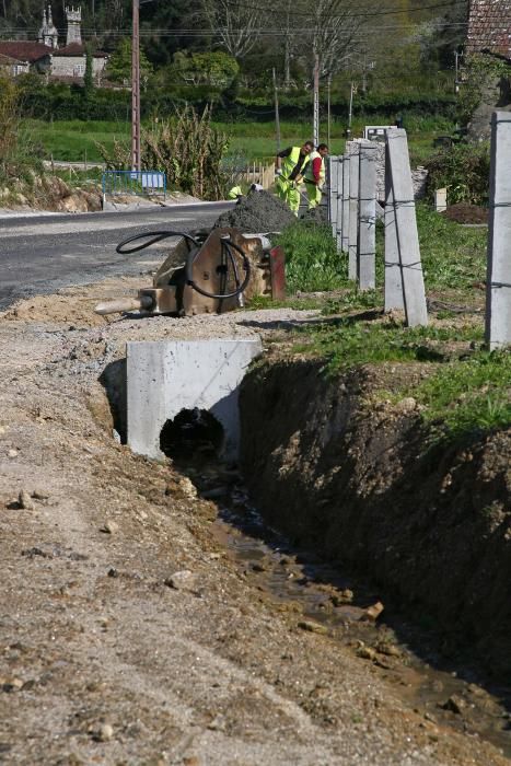 Vecinos de Riobó exigen la retirada de unos postes que invaden la carretera