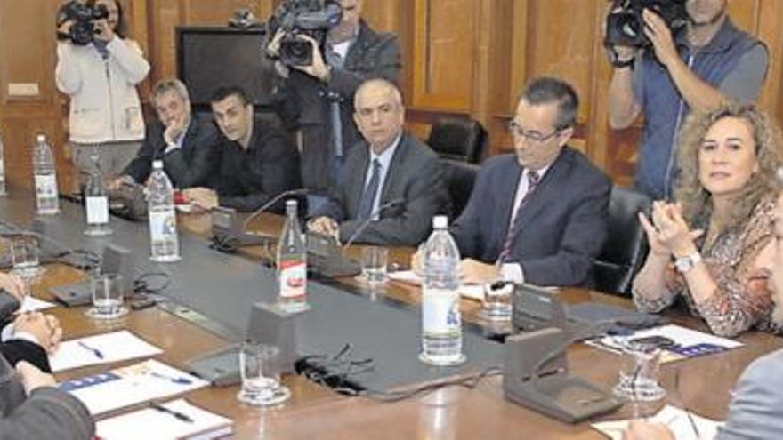 Juan Jesús Arteaga, Paulino Rivero, María del Mar Julios y José Miguel Ruano, de izda. a drcha., ayer en el encuentro entre Gobierno y sindicatos. i QUESADA