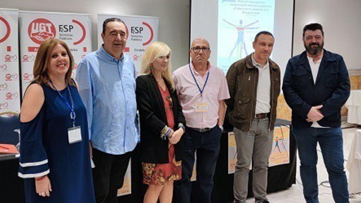 Carmen Castilla, en el centro, y Vicente Palomares, a la derecha, junto a otros dirigentes de UGT.