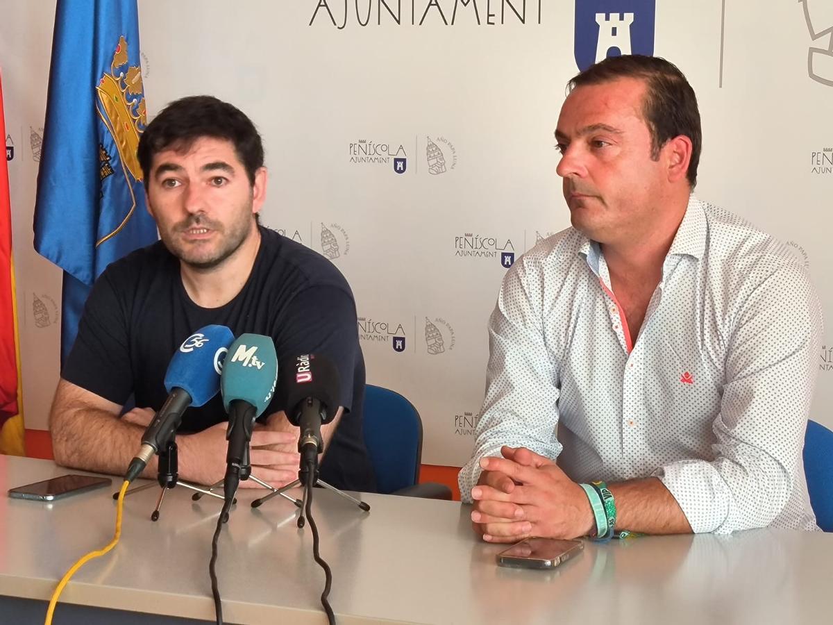 El director de la cita al costat de l'alcalde de Peníscola durant la presentació.