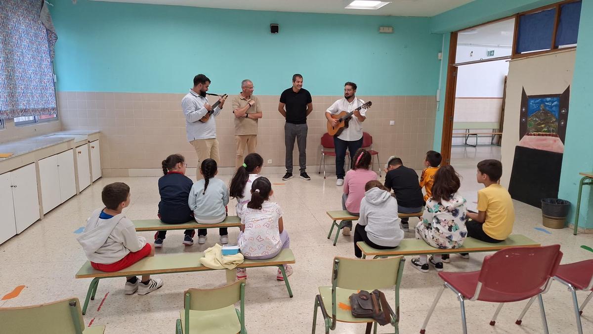 Los escolares del CEIP Pedro Lezcano, de Jinámar, en una de las clases de música canaria que acerca el proyecto ‘Educando con las tradiciones’.