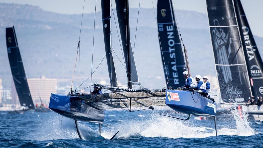 La flota de GC32 navegando hoy en la bahía de Palma.