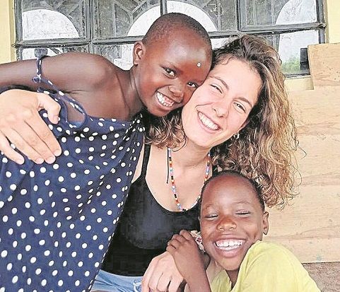 Miriam Maza, con varios niños de una escuela de Kenia.