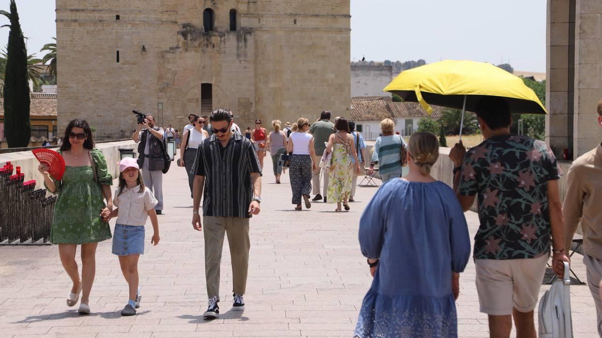 Varias personas caminan por el Puente Romano de Córdoba, hace unos días.