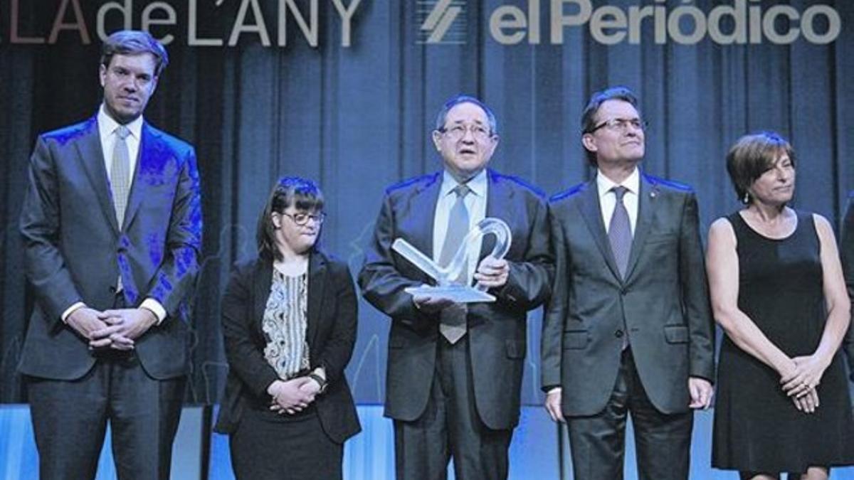Josep Sánchez de Toledo, en el centro, posa junta a Antonio Asensio Mosbah, presidente del Grupo Zeta, el 'president' Artur Mas y las dos finalistas.