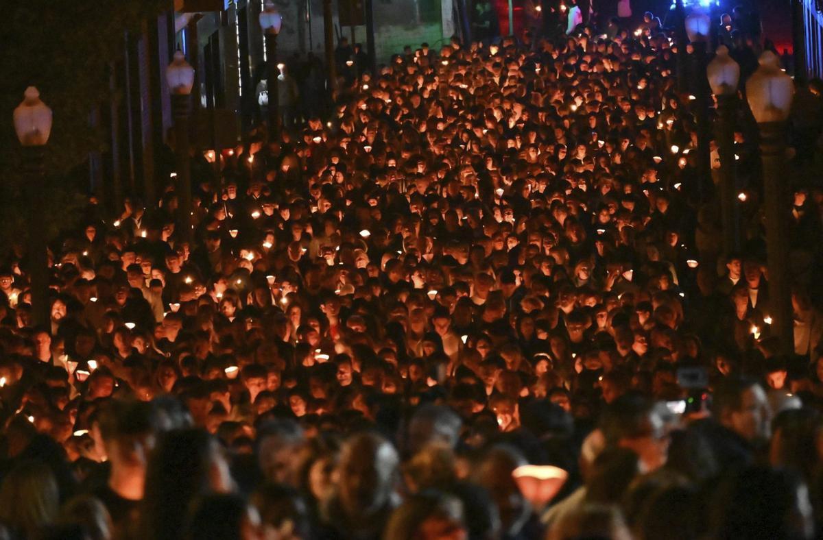 Decenas de mantillas en el paso de Nuestra Señora de la Soledad saliendo de la basílica de Santa María el Viernes Santo del pasado año. | PILAR CORTÉS