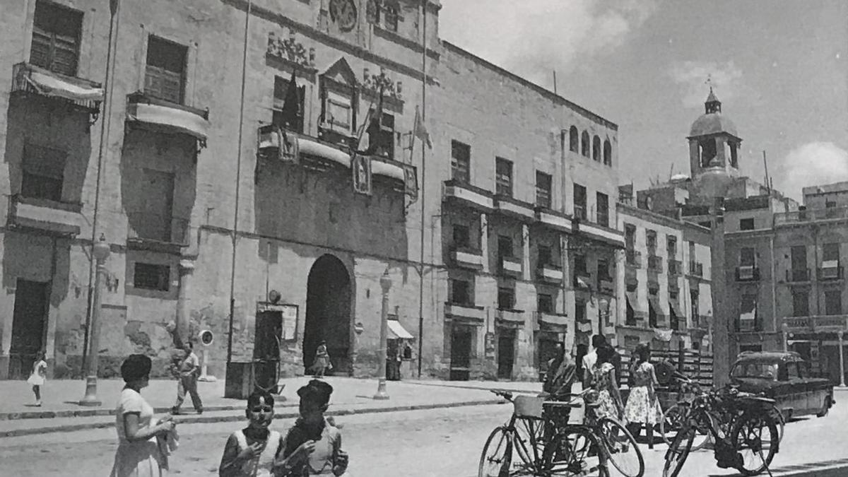 La Plaza de Baix a finales de la década de los cincuenta en plena dictadura franquista