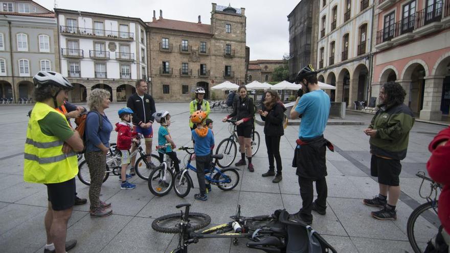 Participantes en una ruta en bicicleta por Avilés