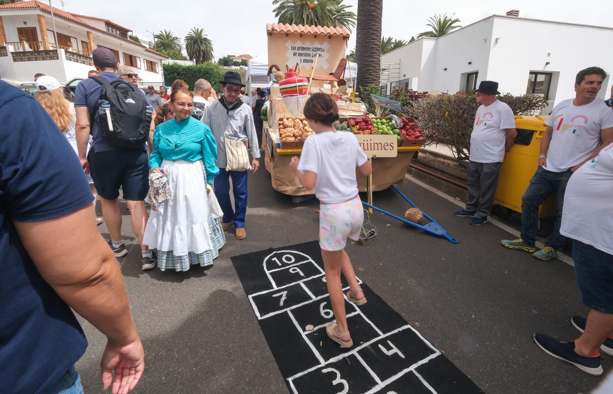 Ambiente previo a la romería del Pino. Las carretas esperan su turno en el Castañero Gordo.