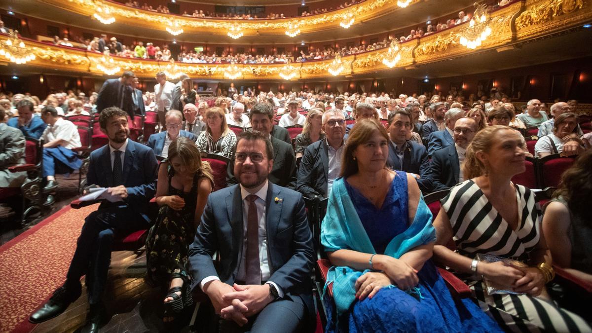 El 'president' de la Generalitat, Pere Aragonés, y la presidenta del Parlament, Laura Borràs, en el acto de los 150 años de la Cruz Roja, en el Liceu