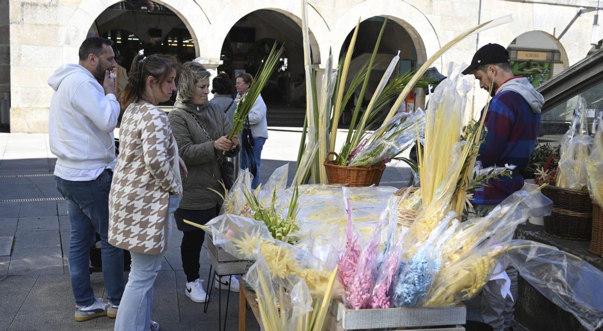 Uno de los puestos de venta de palmas y ramos de olivo frente al Mercado de Abastos.