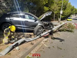 Un coche se estrella contra una farola y un árbol en Esplugues