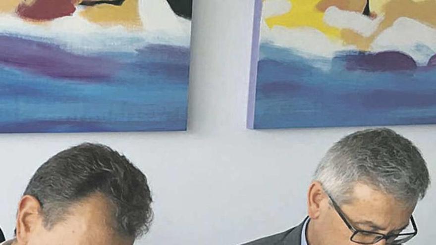 Jorge Suárez y Santiago García firman un convenio entre el Ayuntamiento y la Universidad durante la última visita oficial del Rector a Gozón.