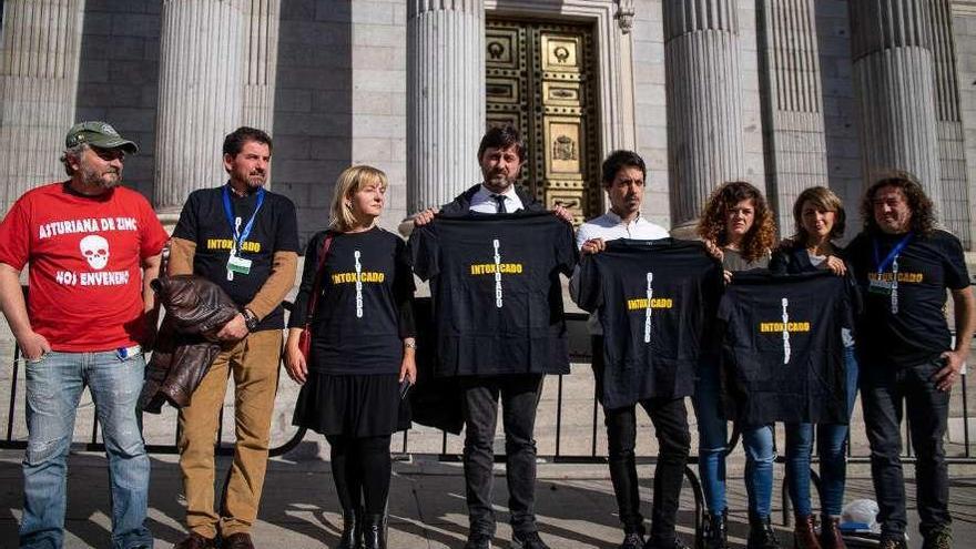 David Román, Víctor Calota, Dori Martínez, Rafael Mayoral, Segundo González, Sofía Castañón, Yolanda Díaz y Ngaby de Santa Cirila, ayer, delante del Congreso de los Diputados.