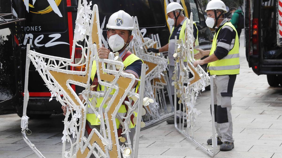 Trabajadores de Ximénez instalando las luces de Navidad en Vigo 2021