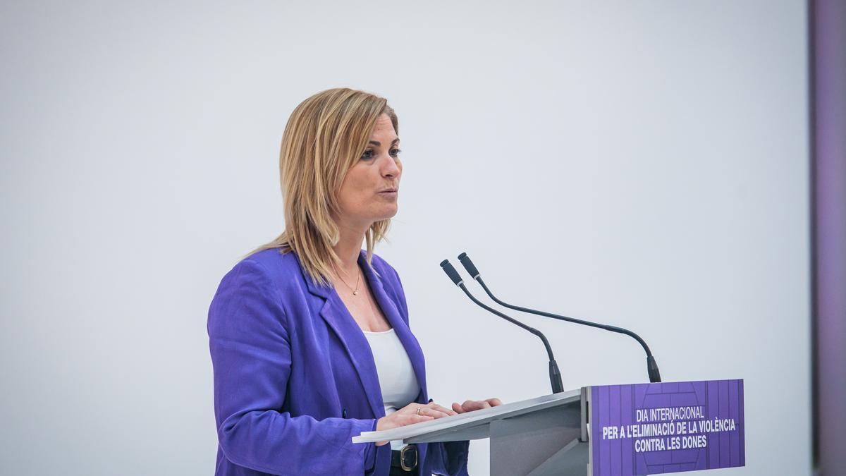 La vicepresidenta primera de la Mesa, Raquel Sans, en su discurso durante el acto para eliminar la violencia contra las mujeres.