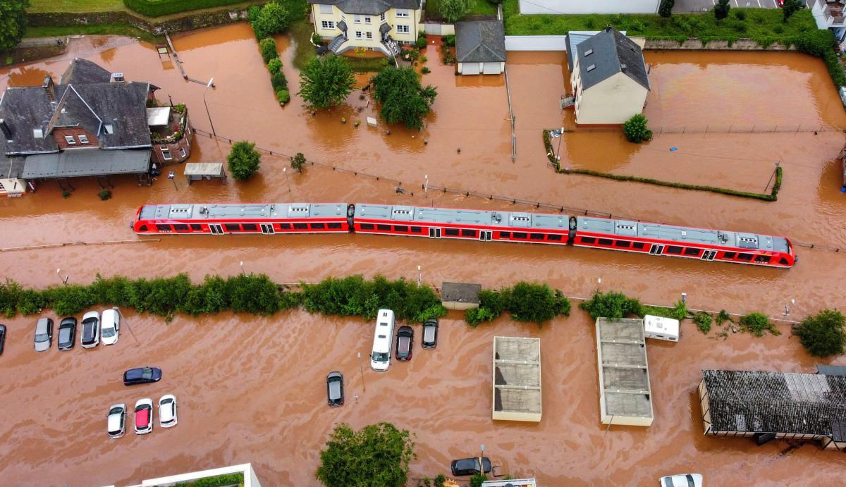 Foto aérea de la ciudad alemana de Kordel, inundada tras desbordarse el río Kyll. Un tren regional quedó atrapado en la estación de la población tras las fuertes lluvias.