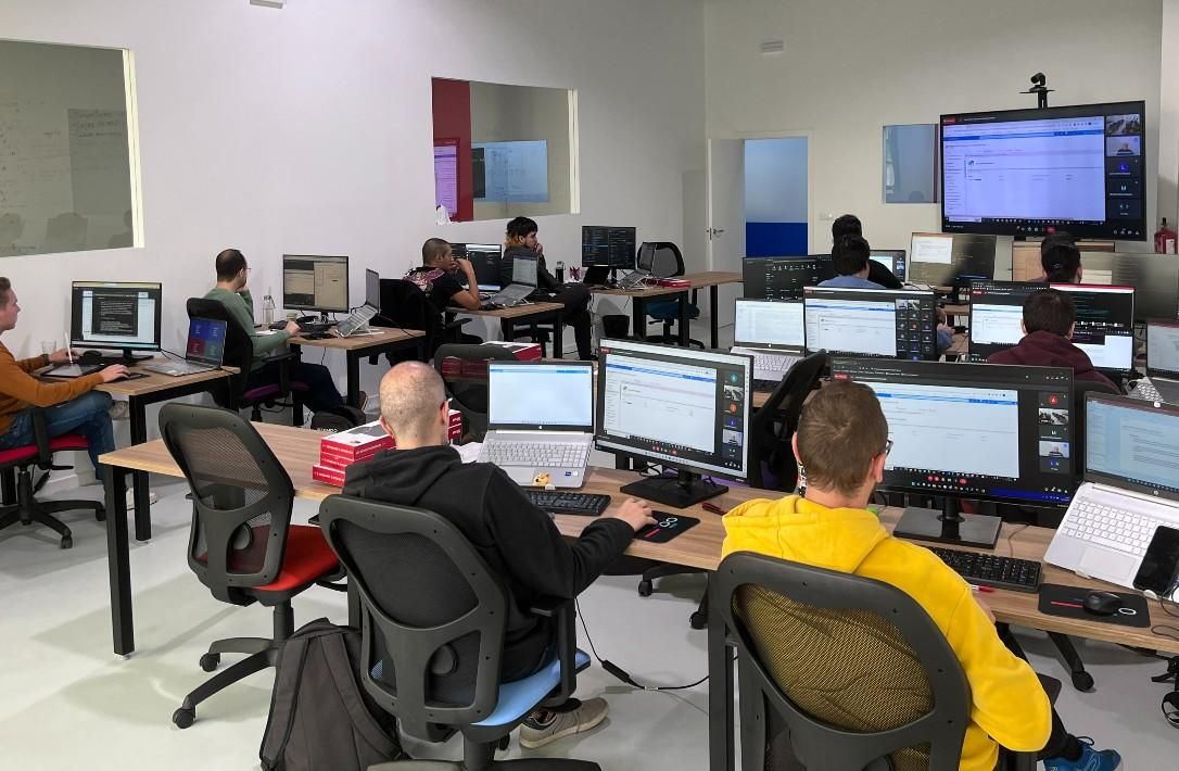 Oficinas de formación de STEMDO, una start-up que forma perfiles tecnológicos en la España vaciada y desempleada.