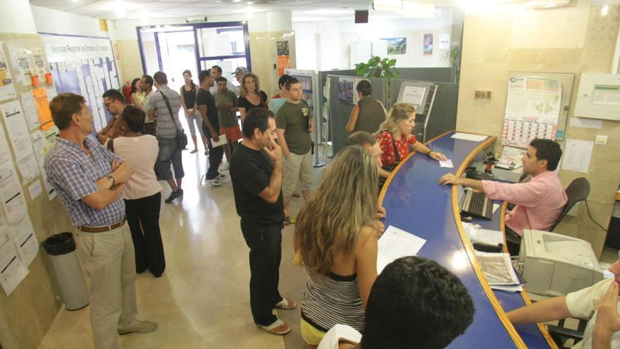 Desempleados en una oficina del INEM en Murcia