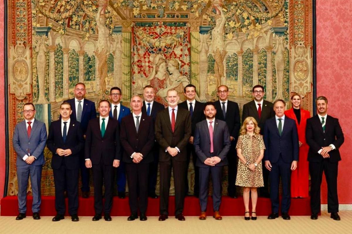 El rey Felipe VI recibe al alcalde de Córdoba y al resto de regidores de las 15 Ciudades Patrimonio de la Humanidad de España.