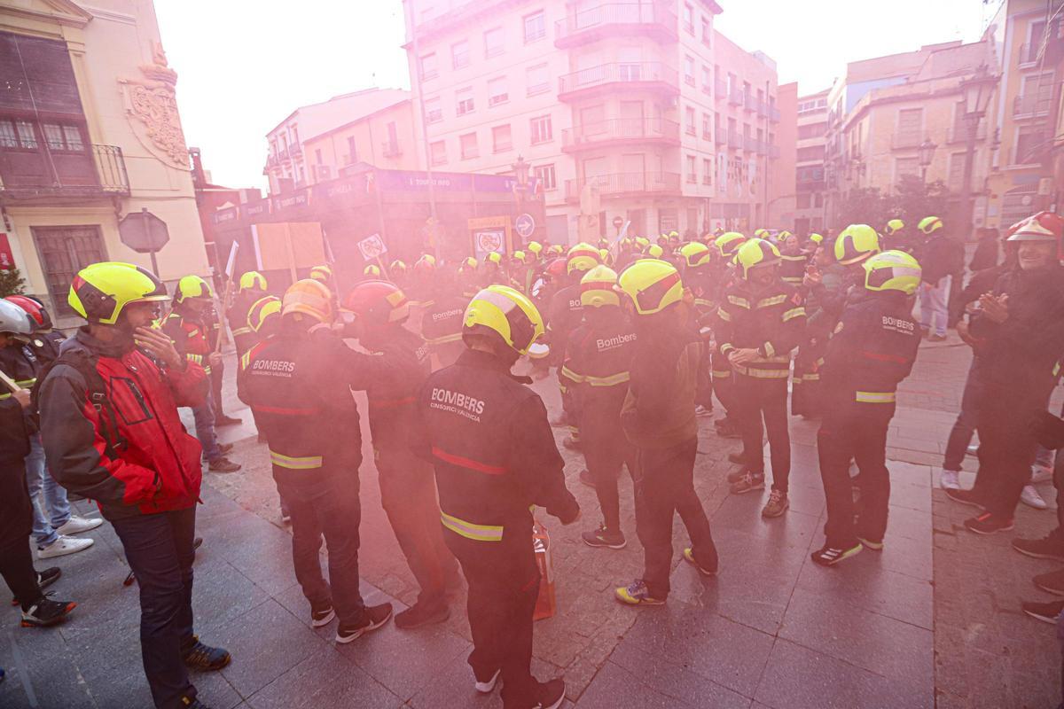 Protesta de los bomberos ante el pleno del Consell contra la Unidad ...