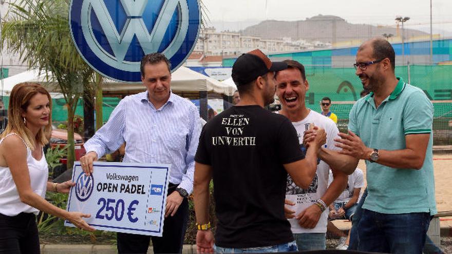 El presidente federativo, Diego Gil, a la derecha, durante la entrega de trofeos del Torneo Volkswagen.