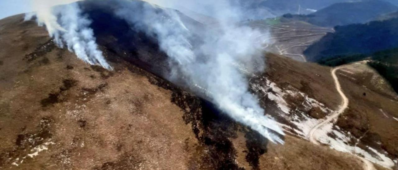 El incendio de Navelgas, en Tineo.| ATbrif