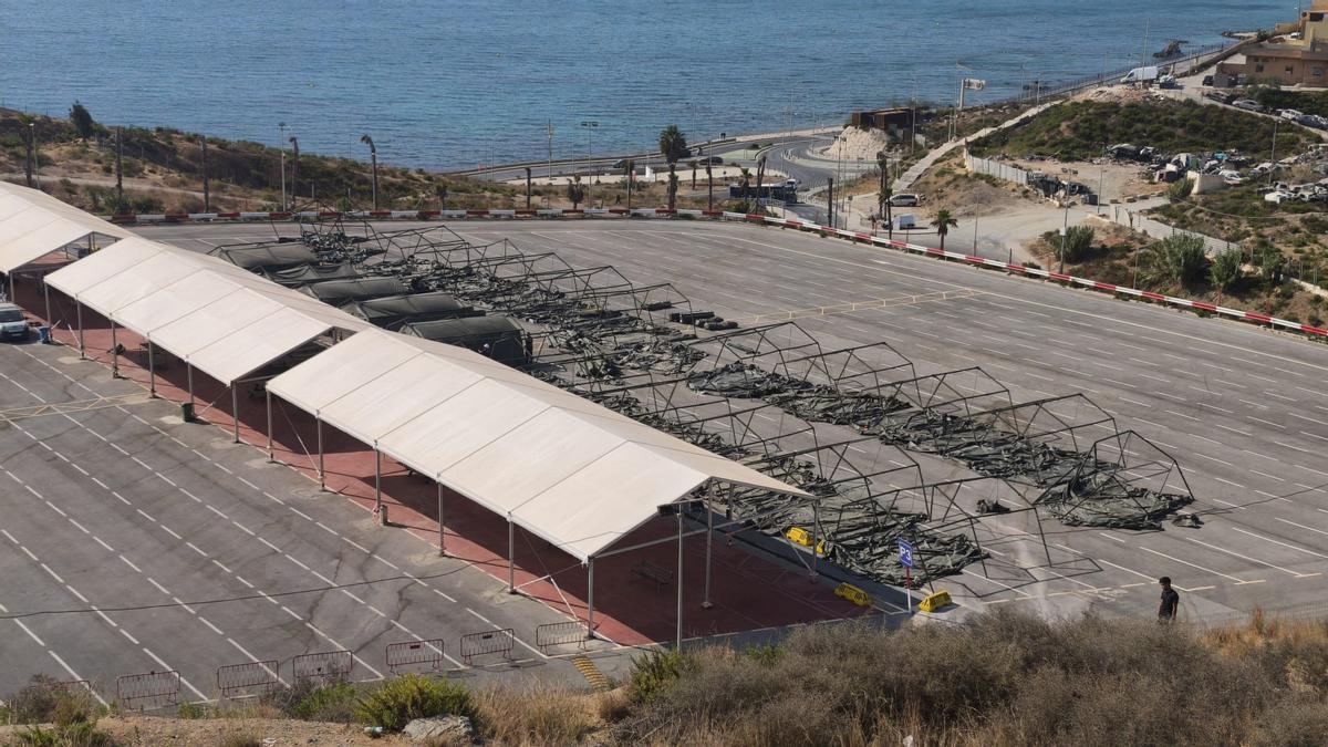 Empieza el realojo de los 1.800 migrantes que duermen en la playa de Ceuta en espacios temporales de acogida