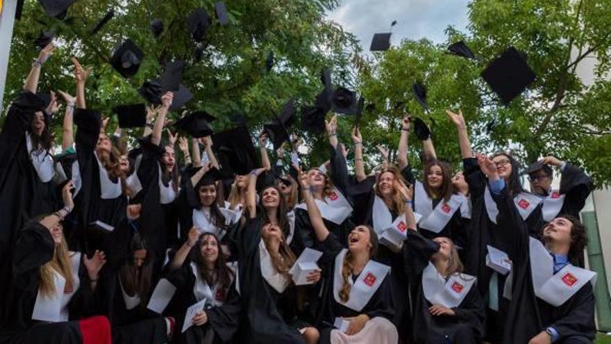 Lanzamiento de birrete de los graduados de Caxton College, después del acto.