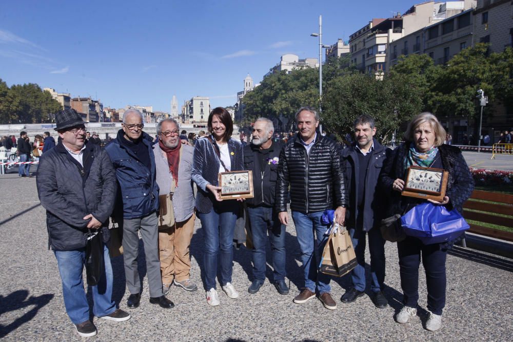 Una gran traca de 300 metres instal·lada al perímetre i a l''interior de la plaça Catalunya