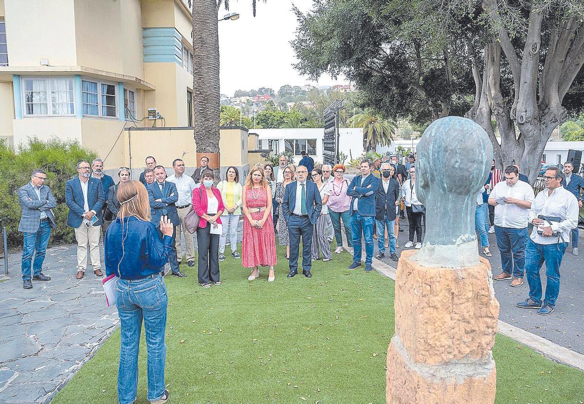 La Corporación insular, este viernes, con su presidente Antonio Morales al frente, en el viejo Hospital Psiquiátrico.