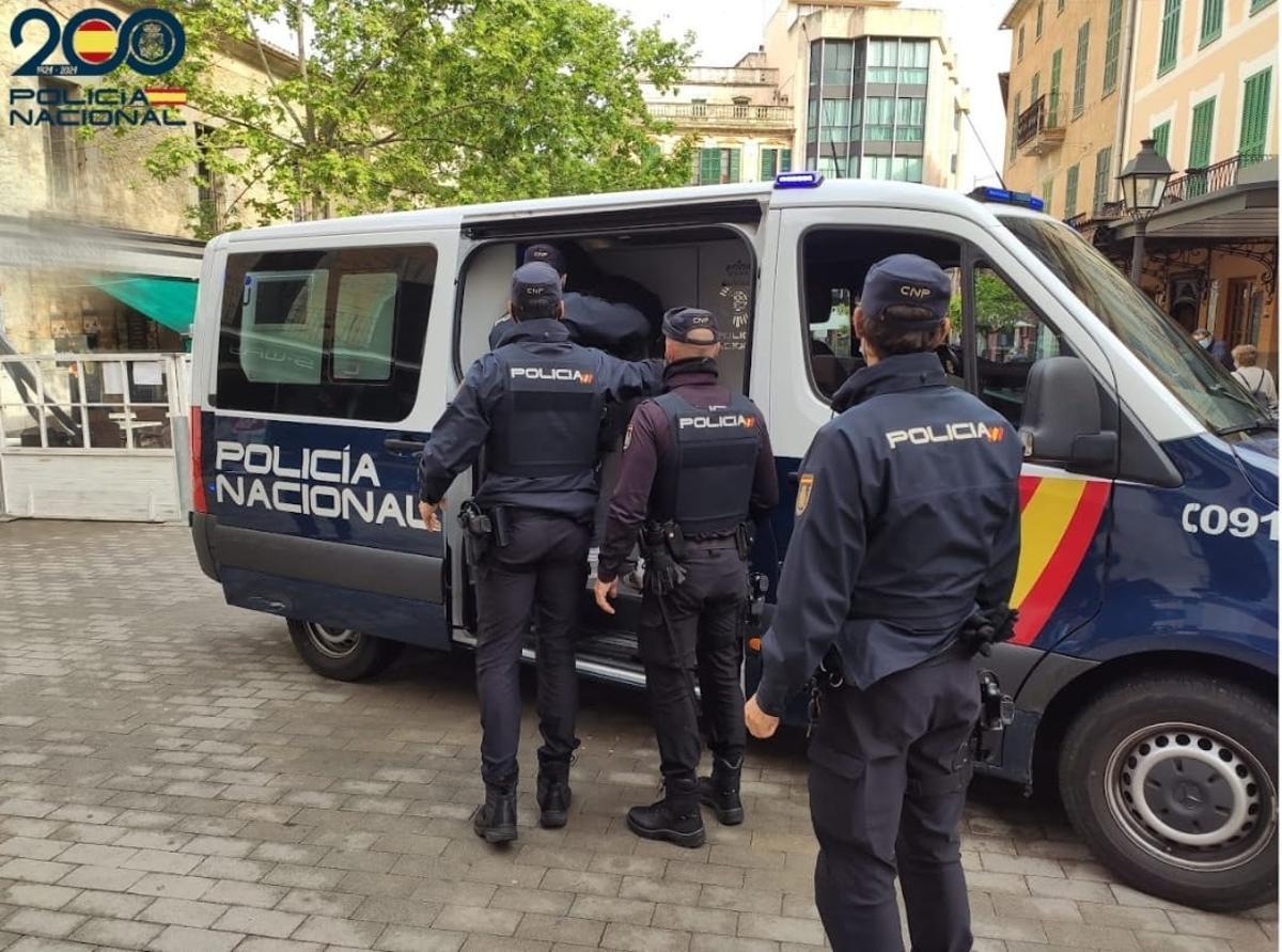 Agentes de la Policía Nacional.