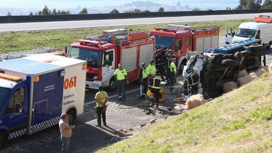 Momento de la excarcelación del camionero, ayer, en la AP-9 en el término municipal de Mos.