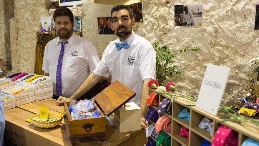 José Tomás Caballero (izda.) junto a otro de los socios de la empresa.