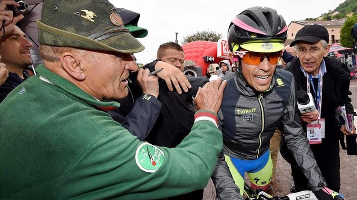 Alberto Contador cruza la meta tras verse involucrado en una caída que le vostó la 'maglia rosa'.