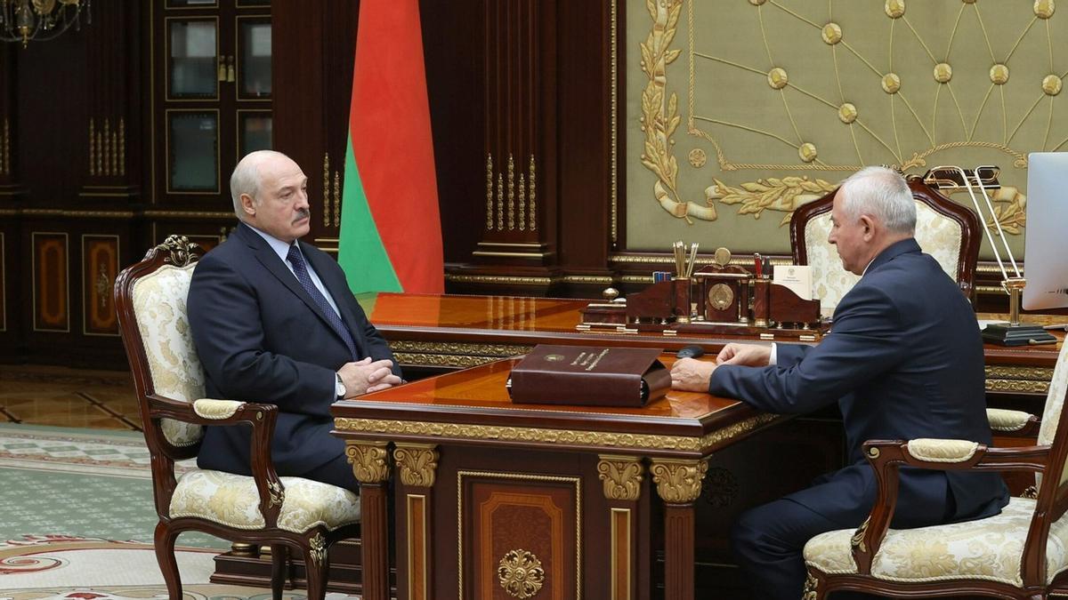 Aleksandr Lukashenko, presidente de Bielorrusia, junto a Viktor Sheiman.