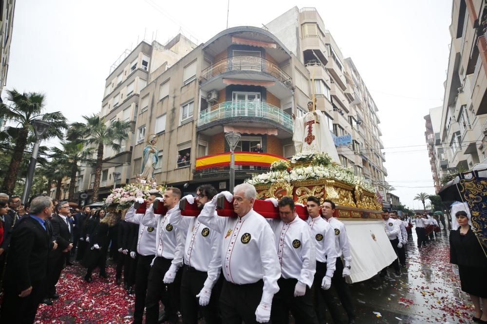 Pese a la fina lluvia que caía a primera hora de la mañana la procesión de Domingo de Resurección pudo celebrar el tradicional Encuentro en las cuatro esquinas