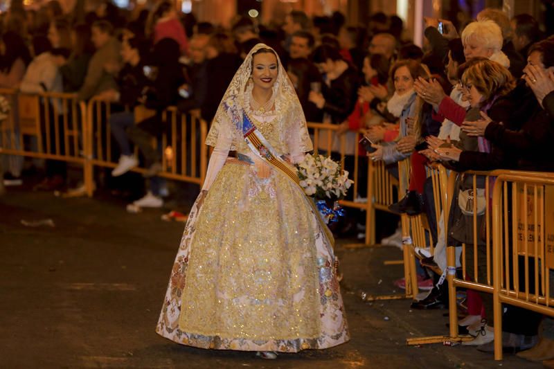 Marina Civera y su corte de honor en la Ofrenda de las Fallas 2019.