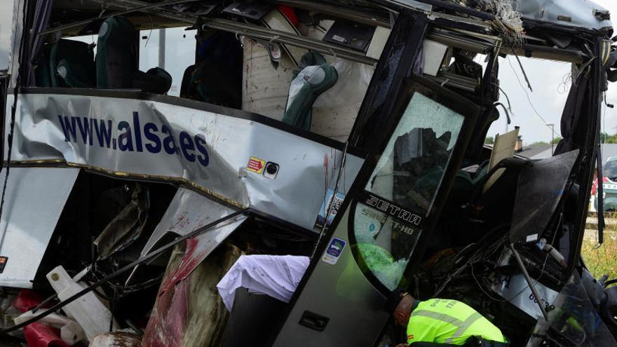 El autobús chocó contra el pilar de un viaducto.