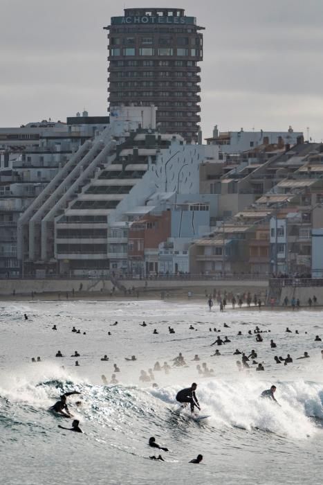 Decenas de surfistas acuden a la playa de Las ...