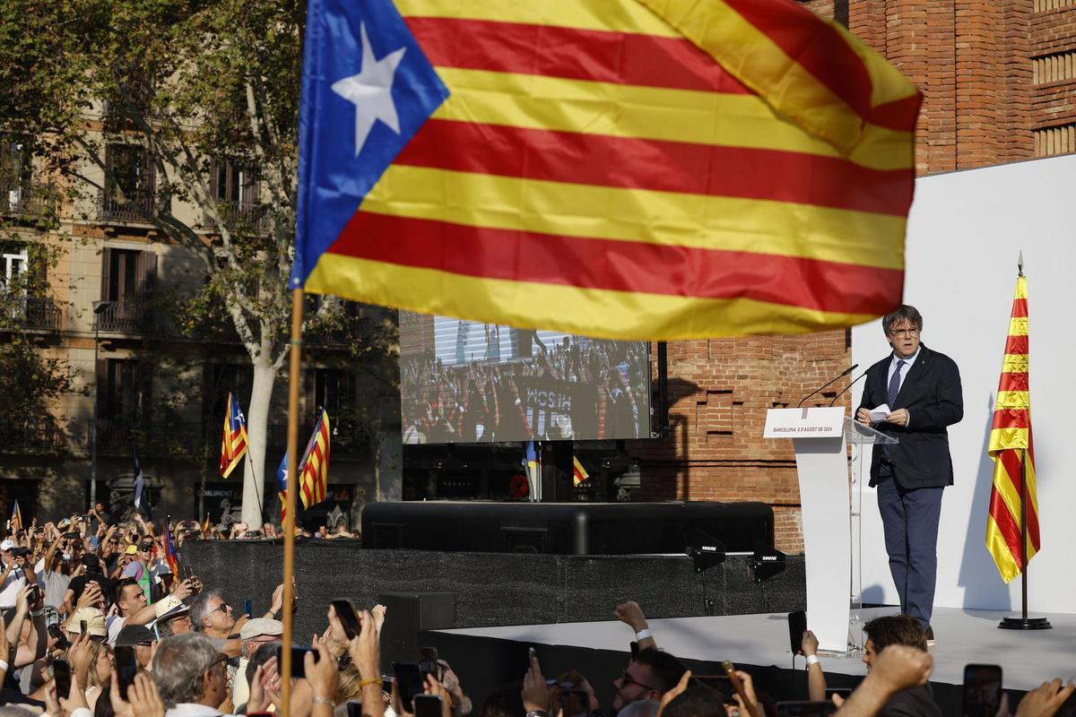 Carles Puigdemont en su regreso a Cataluña para la investidura de Salvador Illa.
