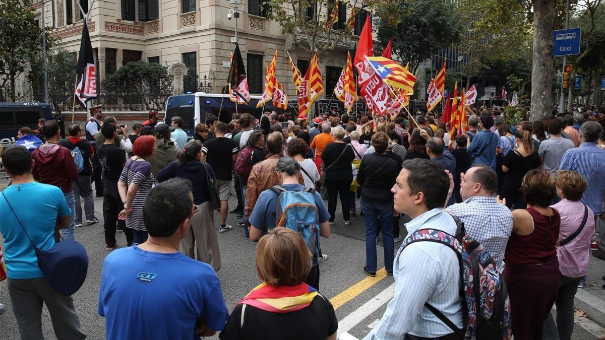 Manifestantes frente a la Delegación del Gobierno en Barcelona.
