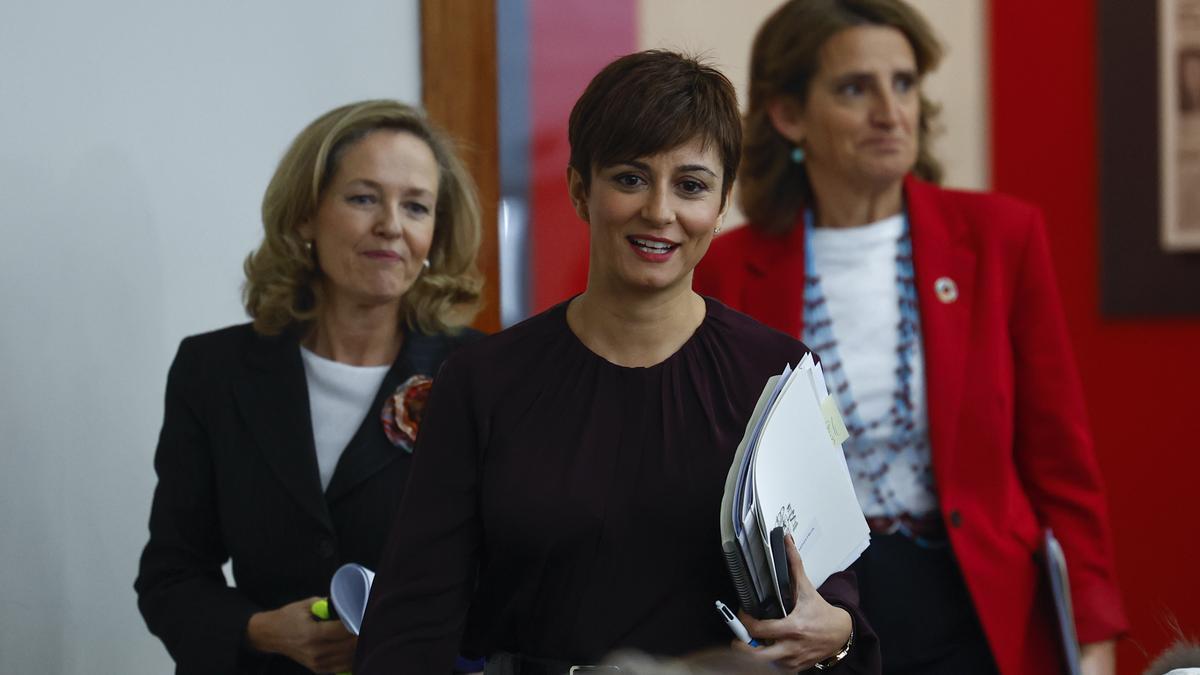 La vicepresidenta primera y ministra de Asuntos Económicos y Transformación Digital, Nadia Calviño; la ministra de Política Territorial y portavoz del Gobierno, Isabel Rodríguez, y la vicepresidenta tercera y ministra para la Transición Ecológica y el Reto Demográfico, Teresa Ribera.