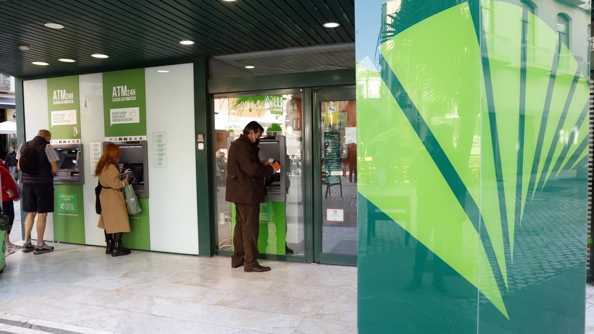 Clientes de Unicaja durante la jornada de huelga del pasado viernes.