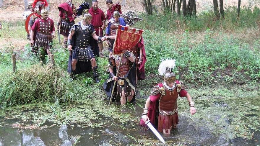 Las tropas romanas cruzan el río Lethes, en la pasada edición de O Esquecemento. // Iñaki Osorio