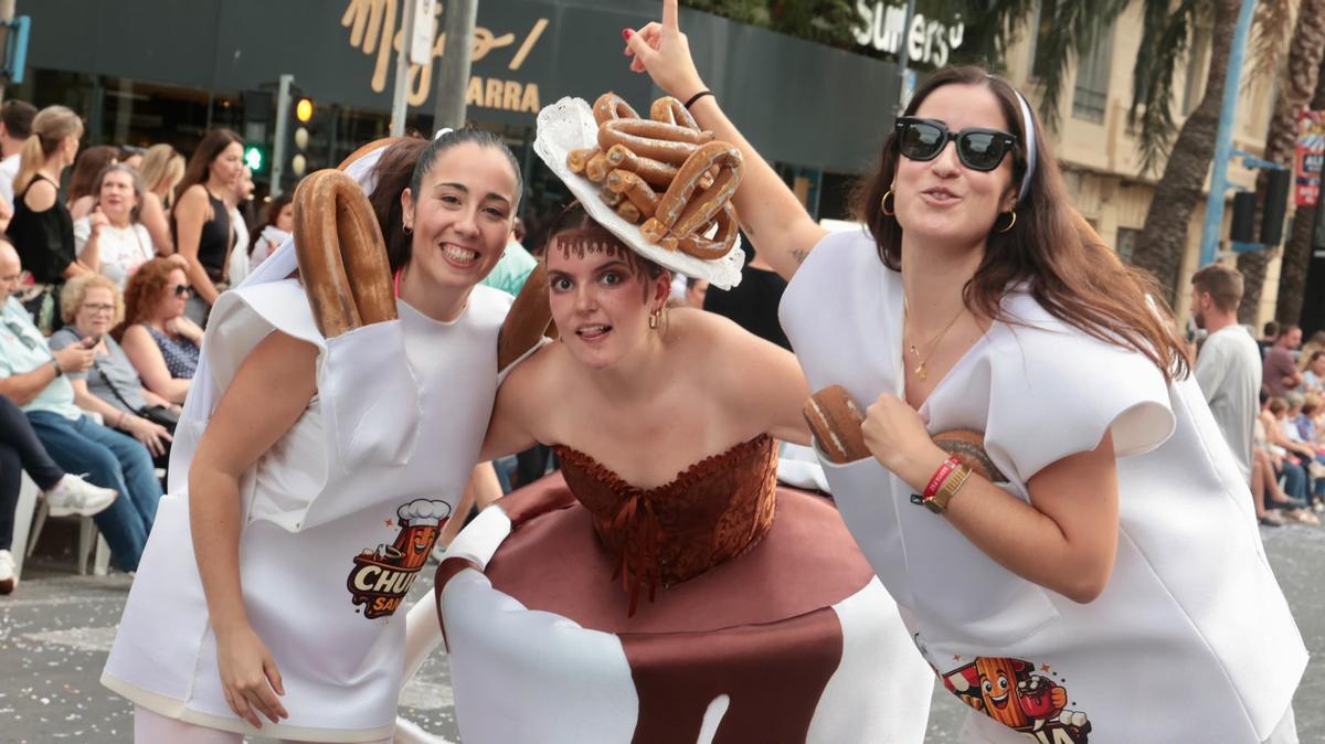 El desfile del Ninot de las Hogueras 2026 en Alicante, en imágenes
