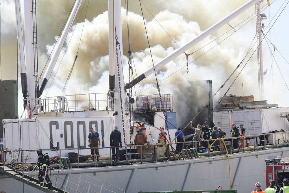 Incendio de un pesquero ruso en el Puerto