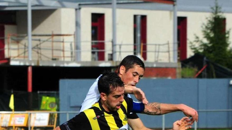 Fran Matos estrelló un balón en el larguero que pudo haber botado detrás de la línea de gol. // I. Abella